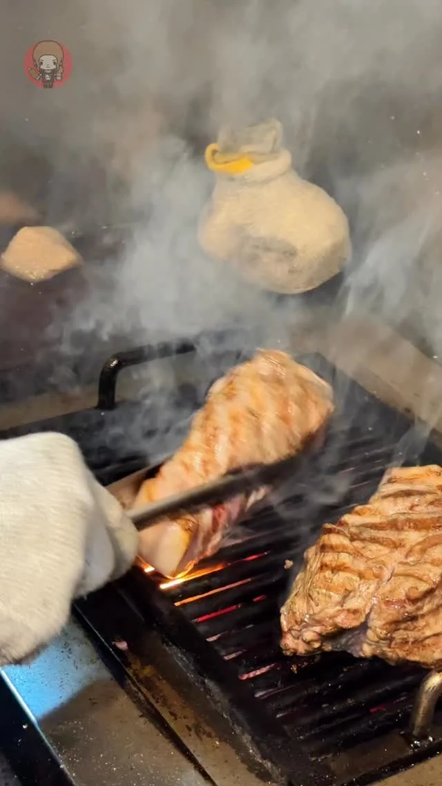 弘大連續八年獲得第一的烤肉店 #給豚的男人

來韓國怎麼能不吃烤肉🥹
但烤肉店真的太多了不知如何選起
後來看非常多人推薦這間😎
就來試試看
排隊的人很多 還有很多台灣人和日本人
(後來發現可以訂位)

店內採用濟州島黑豬肉
會先用炭火烤過再送上桌
可惜當天我們入桌時間太晚
很多肉品都賣光啦!!!🥲
但還是很好吃 連我不愛的三層肉都好吃❤️❤️❤️❤️❤️

非常推薦大家可以來吃吃看
雖然那個連續八年我不知道是哪裡的票選(網路上查的)
但這間完全是可以再訪的店

@don_ju_nam
🏠店名 👉 給豚的男人 돈주는남자
⏰營業時間 👉 13:00-23:00/六日12:00-23:00
📍地址 👉 서울 마포구 잔다리로6길 34-9
🌀附近地標 👉 弘大商圈
🌀訂位方式 👉 可網路訂位

❤️如果喜歡的話按讚追蹤 ➡️ @rebecca_namie
#蕾貝卡在首爾

#돈주는남자 #서울고기맛집
#홍대맛집 #홍대고기맛집 #홍대필수맛집 #서울맛집
#首爾旅行 #首爾美食 #弘大美食 #弘大烤肉 #韓國烤肉  #首爾自由行 #弘大グルメ